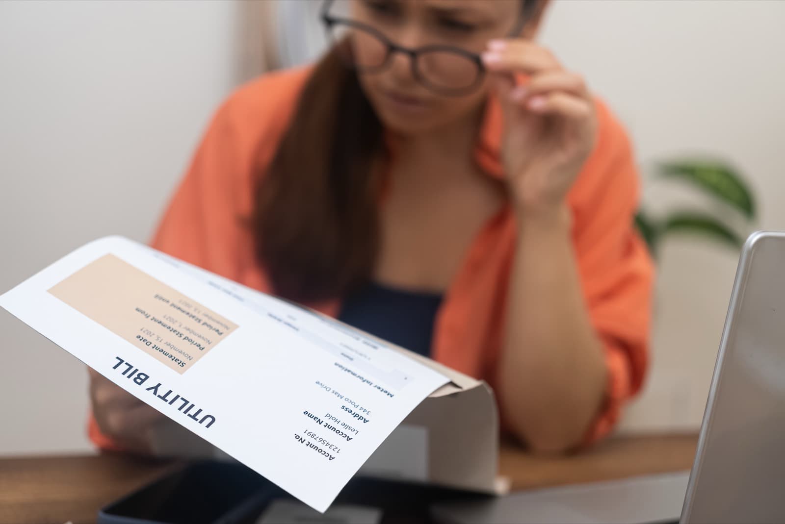 Autónoma revisando con atención una factura que tiene un error